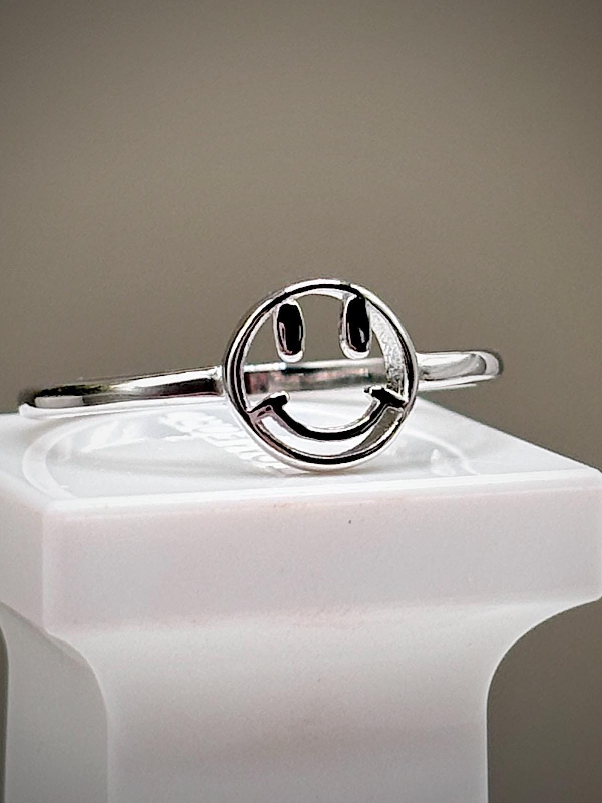 Handmade emoji ring, 925 sterling silver smiley face ring, minimalist happy face ring, cute everyday jewelry, positive gift for her