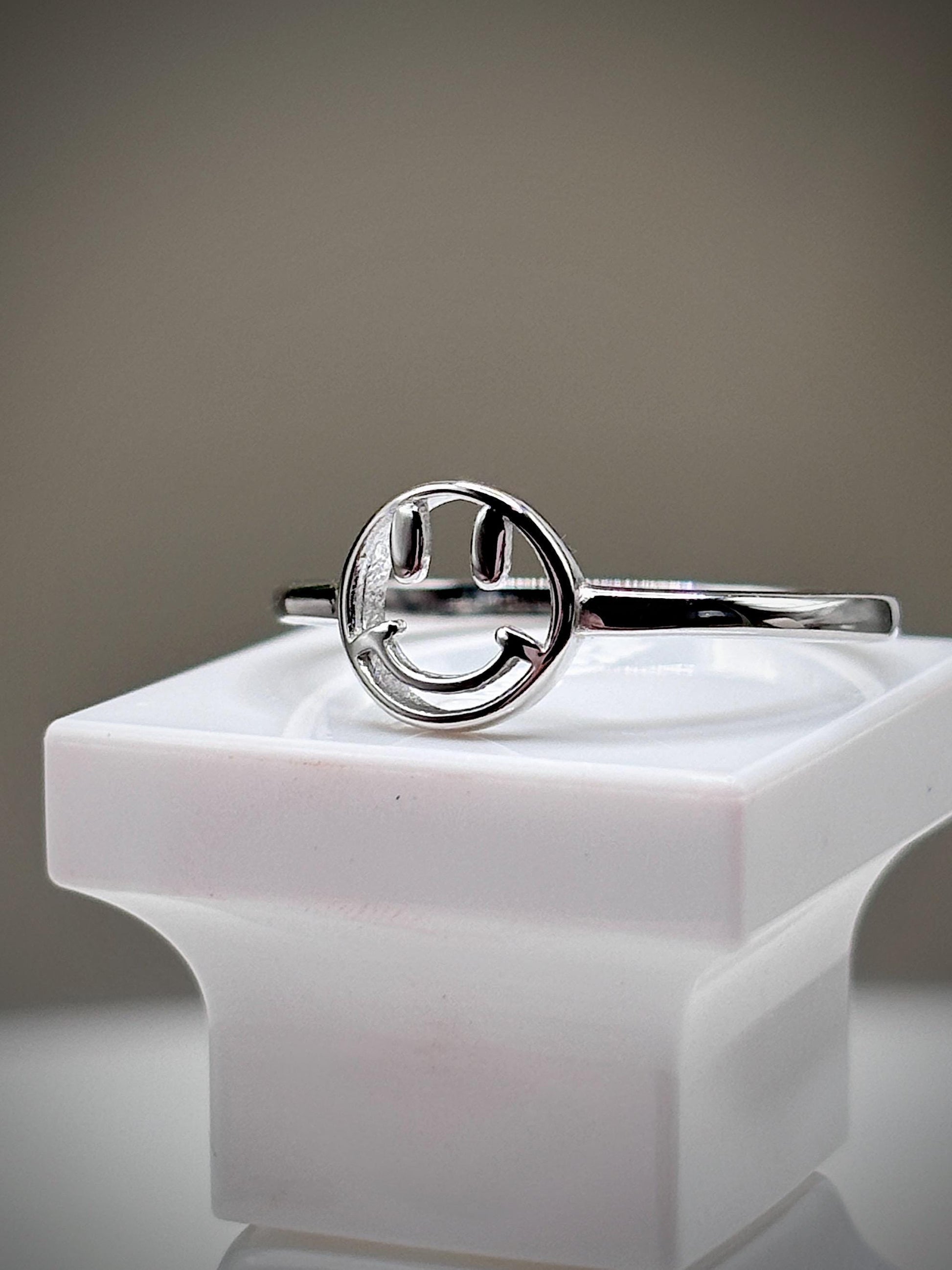 Handmade emoji ring, 925 sterling silver smiley face ring, minimalist happy face ring, cute everyday jewelry, positive gift for her