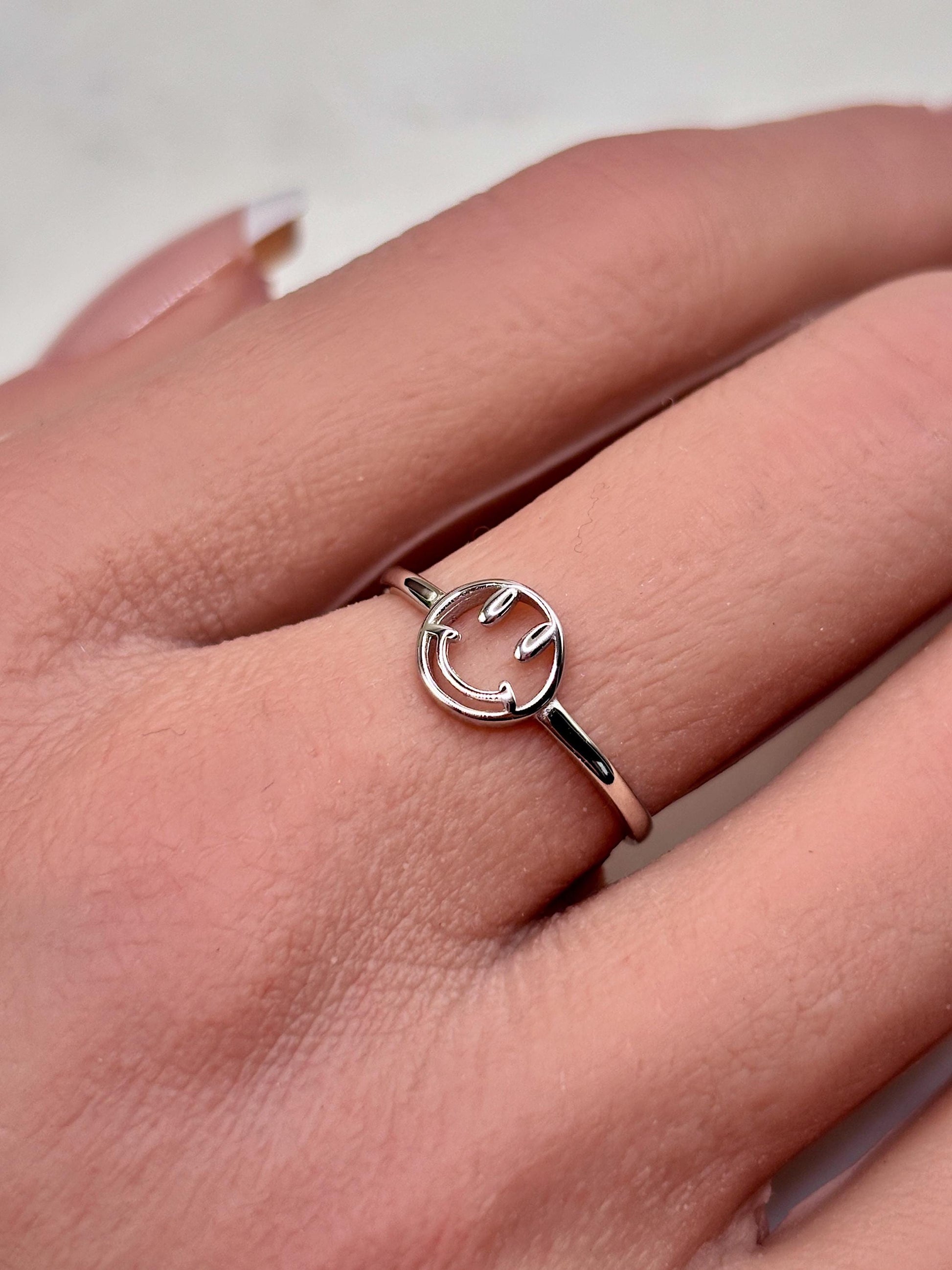 Handmade emoji ring, 925 sterling silver smiley face ring, minimalist happy face ring, cute everyday jewelry, positive gift for her