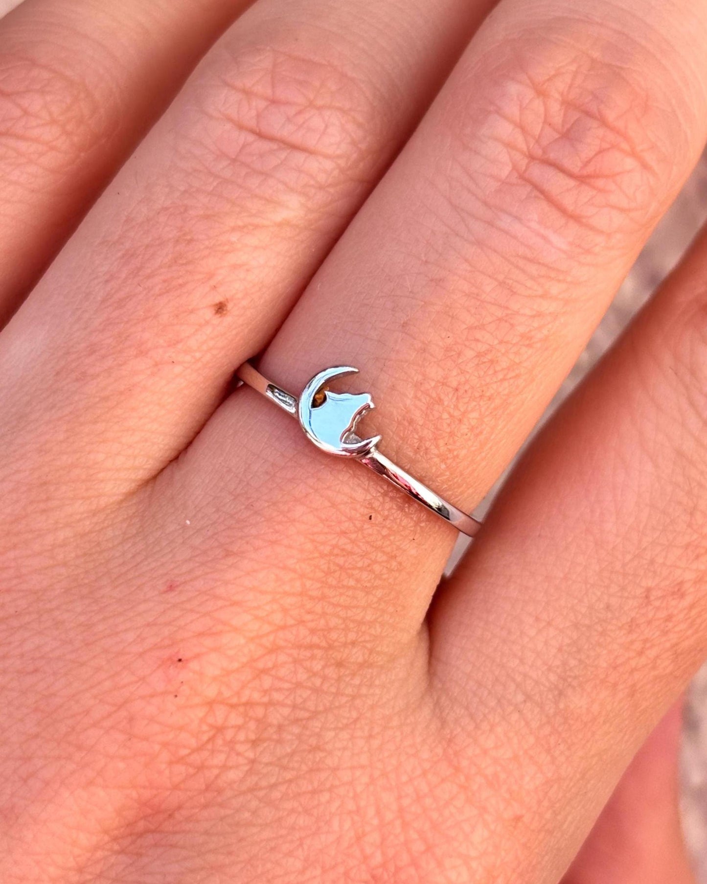 Howling Wolf Moon Ring, Sterling Silver Wolf Ring, Crescent Moon Ring, Nature Jewelry, Wolf Lover Gift, Minimalist Animal Ring