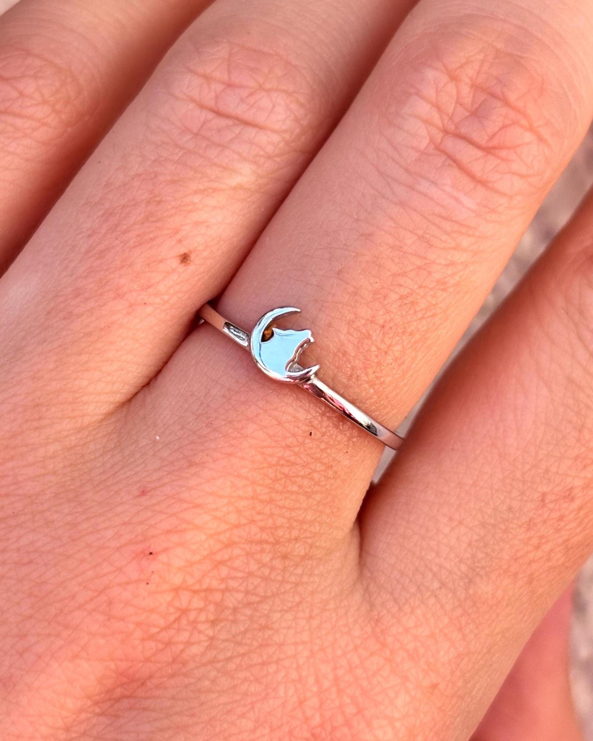 Howling Wolf Moon Ring, Sterling Silver Wolf Ring, Crescent Moon Ring, Nature Jewelry, Wolf Lover Gift, Minimalist Animal Ring
