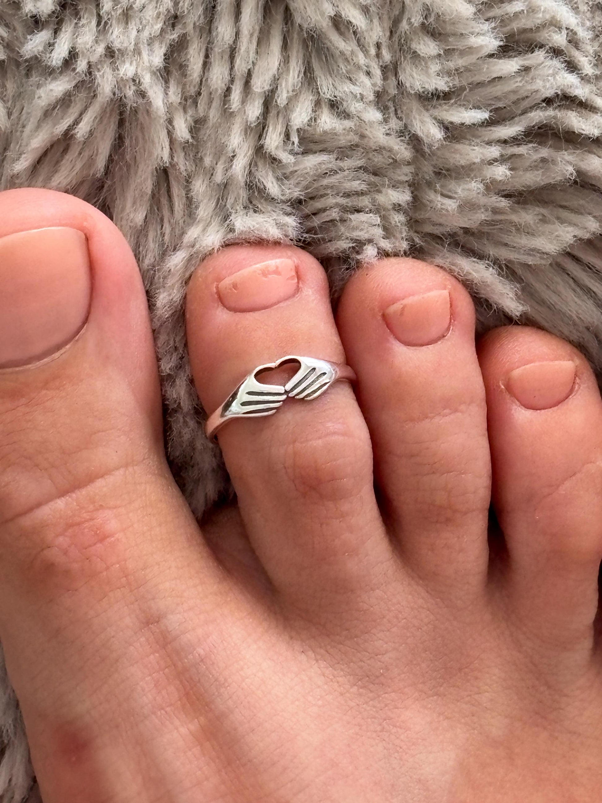Sterling Silver Heart Hands Toe Ring, Adjustable 925 Silver Toe Ring, Friendship Heart Toe Band, Beach Jewelry, Minimalist Summer Ring