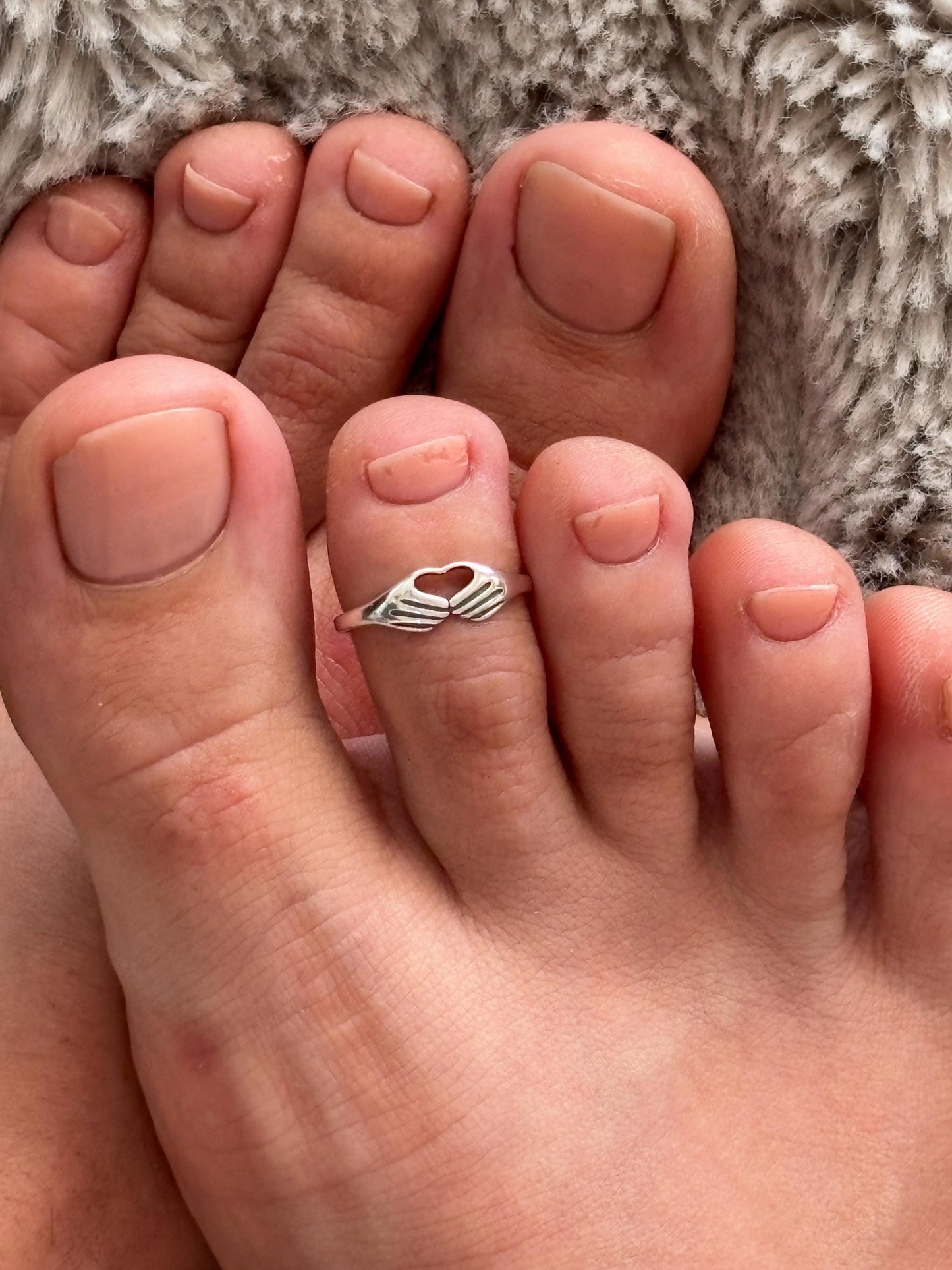 Sterling Silver Heart Hands Toe Ring, Adjustable 925 Silver Toe Ring, Friendship Heart Toe Band, Beach Jewelry, Minimalist Summer Ring