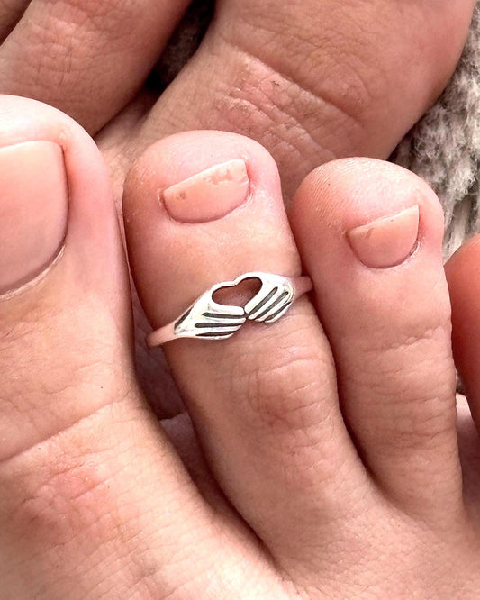 Sterling Silver Heart Hands Toe Ring, Adjustable 925 Silver Toe Ring, Friendship Heart Toe Band, Beach Jewelry, Minimalist Summer Ring